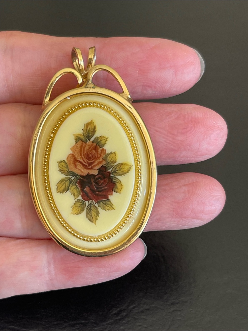 Vintage Gold-Tone cameo Floral Oval Pendant.